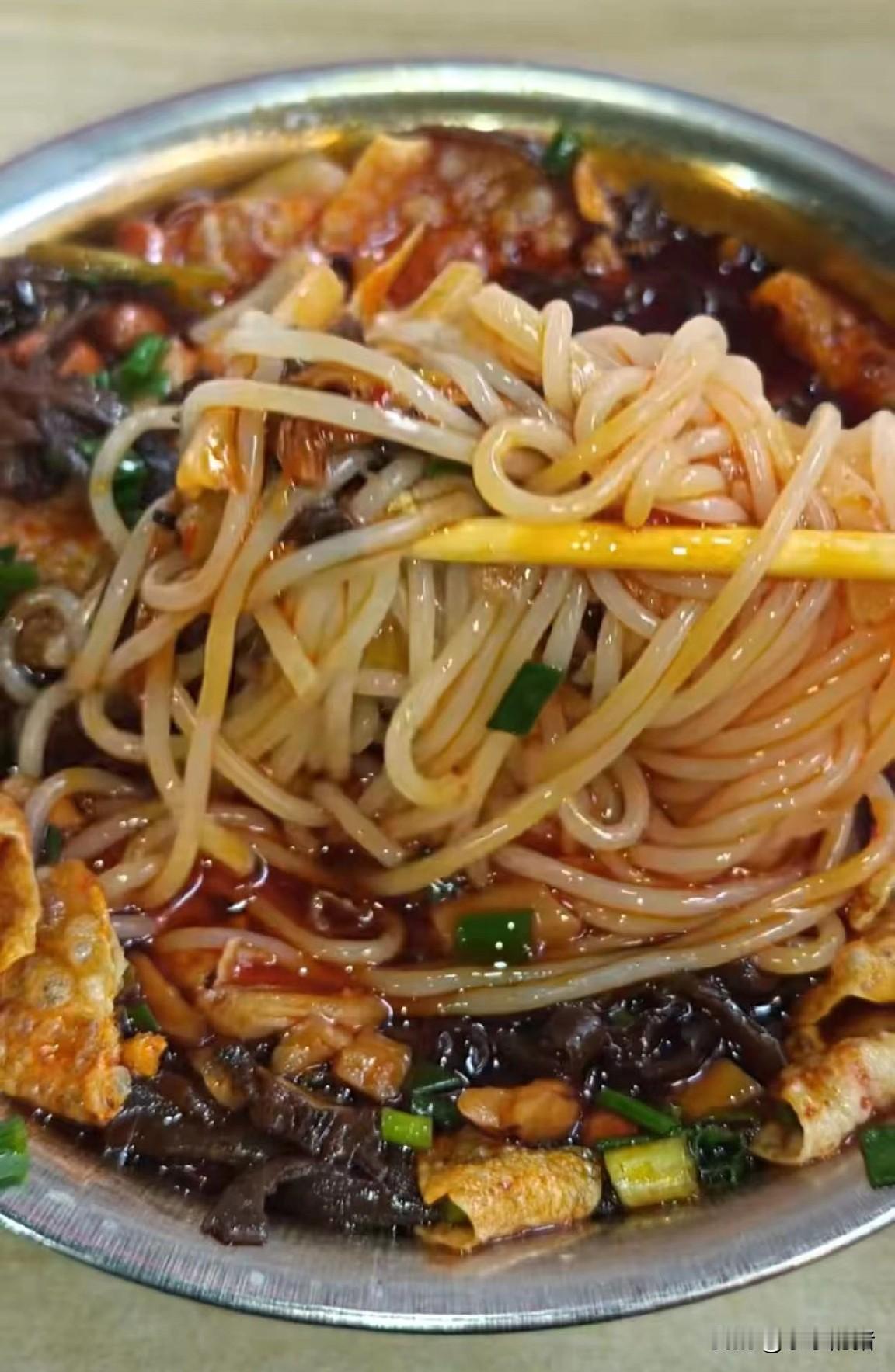 邻居家儿子在四年前的婚礼前一个月出了车祸，虽然命保住了但是下半身瘫痪了。媳妇是网