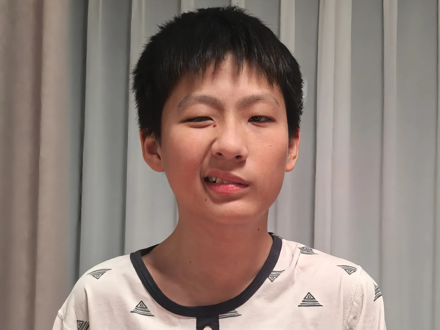 我同事老张这两天快崩溃了。他的儿子今年17岁，正在读高二。武汉那边突然出现了降温的情况，孩子一直熬夜