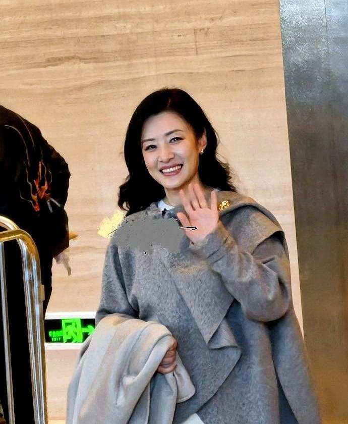 周涛这状态，说她57岁谁信？！最近北京街头有人拍到她，一身浅灰羊毛大衣，内搭