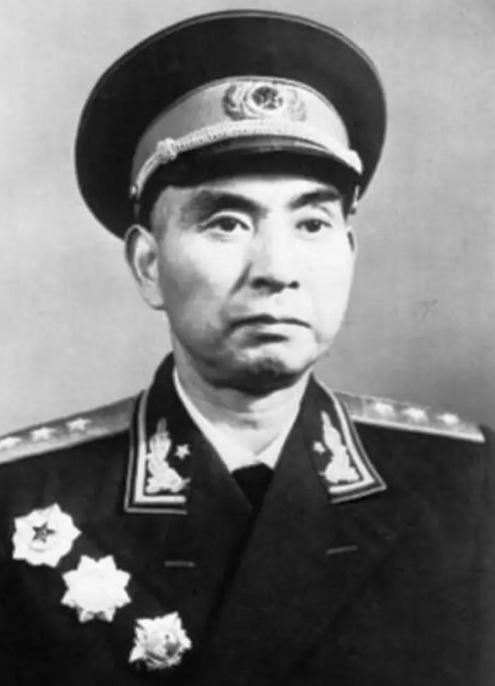 1949年，一个杀手闯进了杨勇的房间中，还用枪顶住他的脑门。谁知，杨勇回头一看，