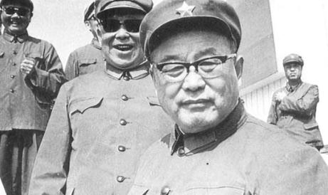 1972年，北京军区司令李德生少将接受命令，前去解救一位老战友，赶到一处幽暗的地