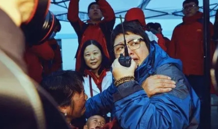 当年，韩红在一个穷的连路都没有的山沟里把捐款分发到每家每户，突然有个男人瘸着腿过