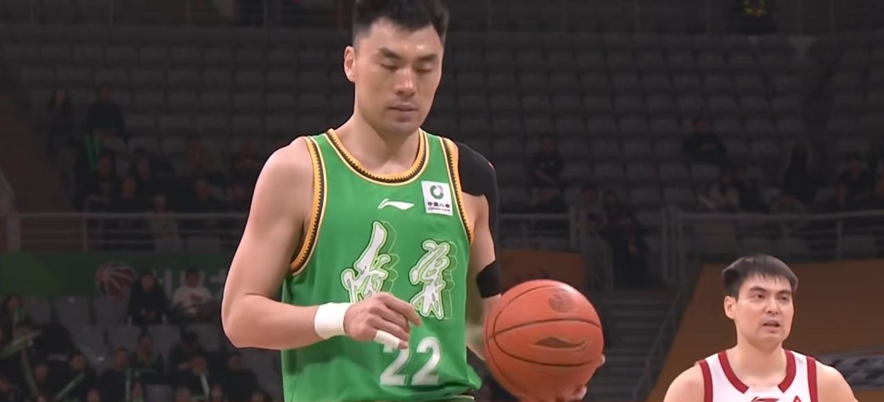 辽宁男篮这场比赛赢得太惊险！辽宁队采取了砍迪战术迪，让鄢守骐故意激怒迪亚洛，使其