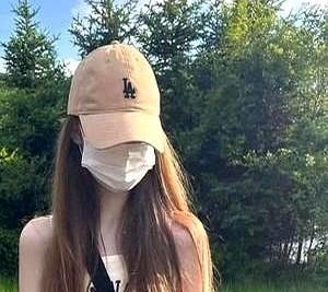 大家看看，李佳和阿杜真会演戏，开始把两没出息的东西挡在院外不让进来。原来这都是