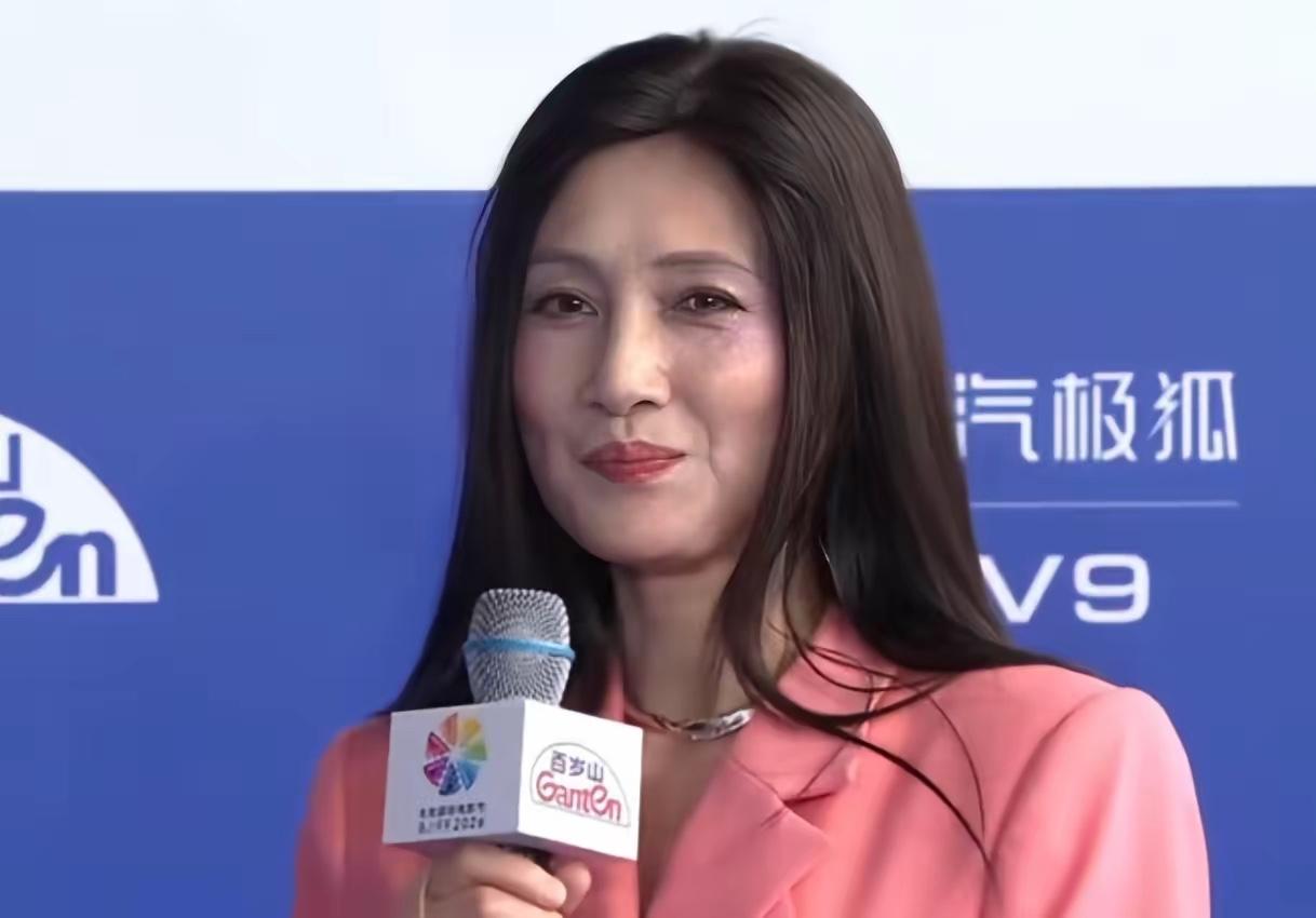 我滴个天呐！万万没想到啊！现实中的女神老成这样了，这谁还认得出来？太震惊了，难以