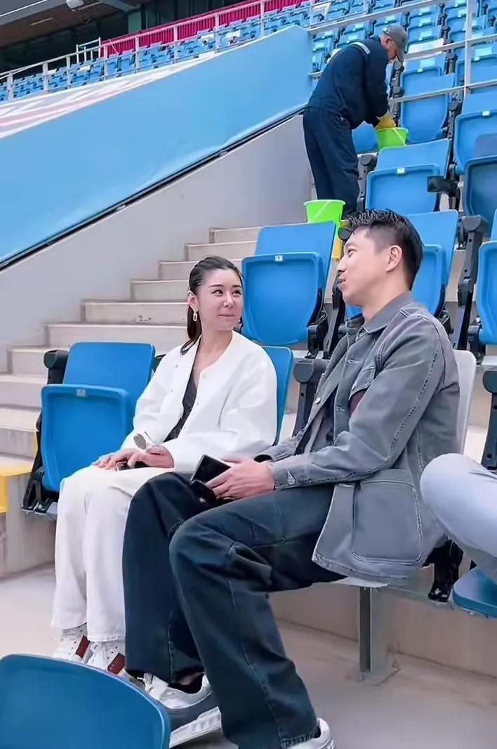 王雷李小萌好恩爱的一对夫妻啊！李小萌似乎发福啦！尤其是穿这套白色的套装，感觉她还