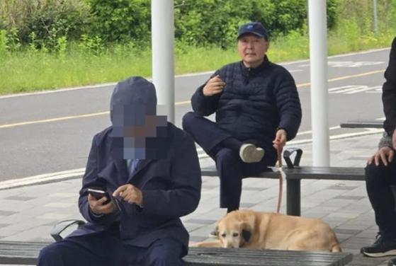 被罢免的前总统尹锡悦现身汉江，与爱犬悠闲散步5日，有市民在首尔汉江边偶遇前总
