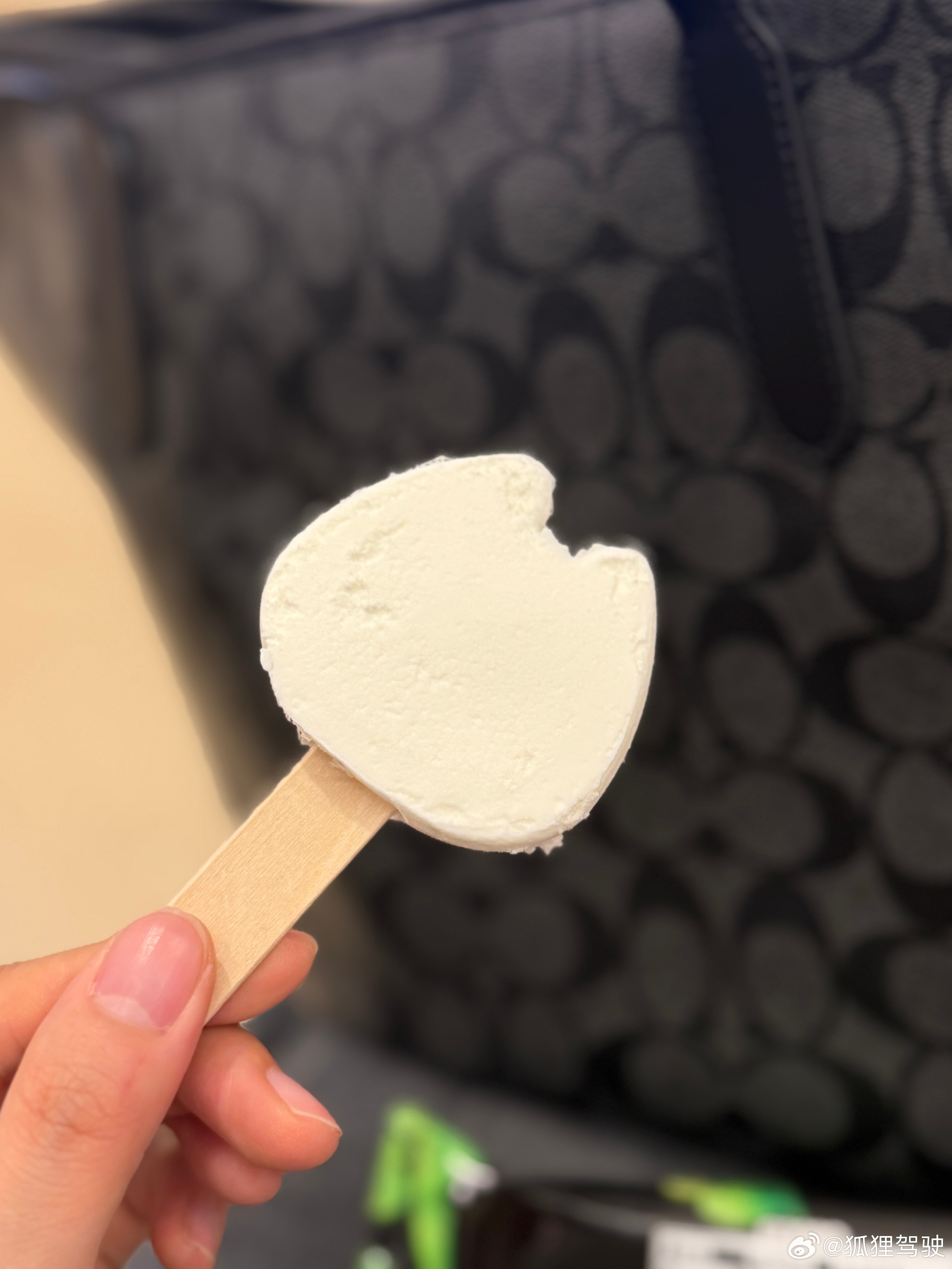 花椒味的冰激凌吃过吗前两口：后劲来了：哎哟不错哦