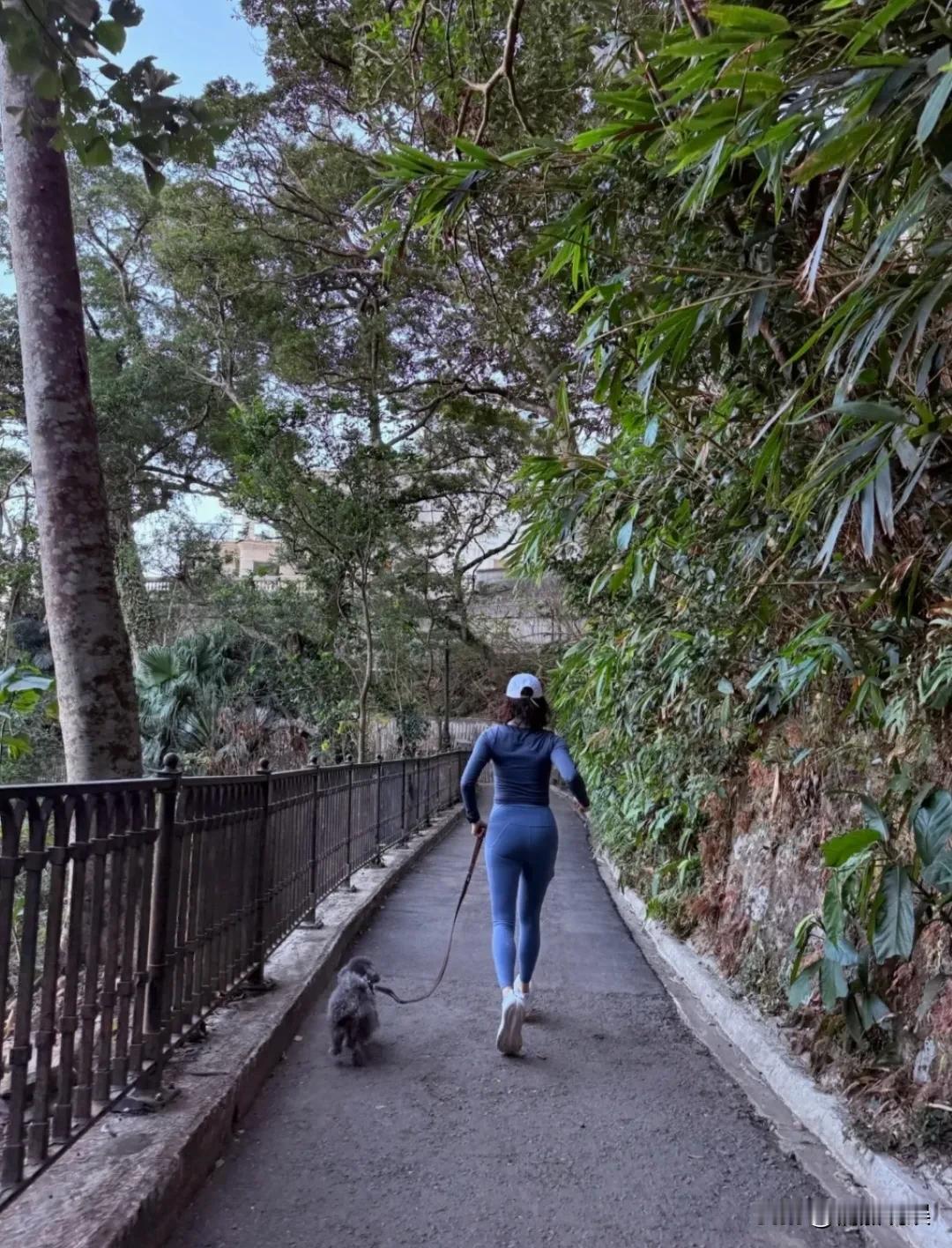 54岁的黎姿，这身材真的是keep得很正啊！她牵着自己的狗狗行山跑步，穿着一件