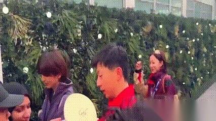 马龙的老婆夏露，干了一件让现场粉丝看不懂的事。人潮像合拢的墙，瞬间把马龙淹没，