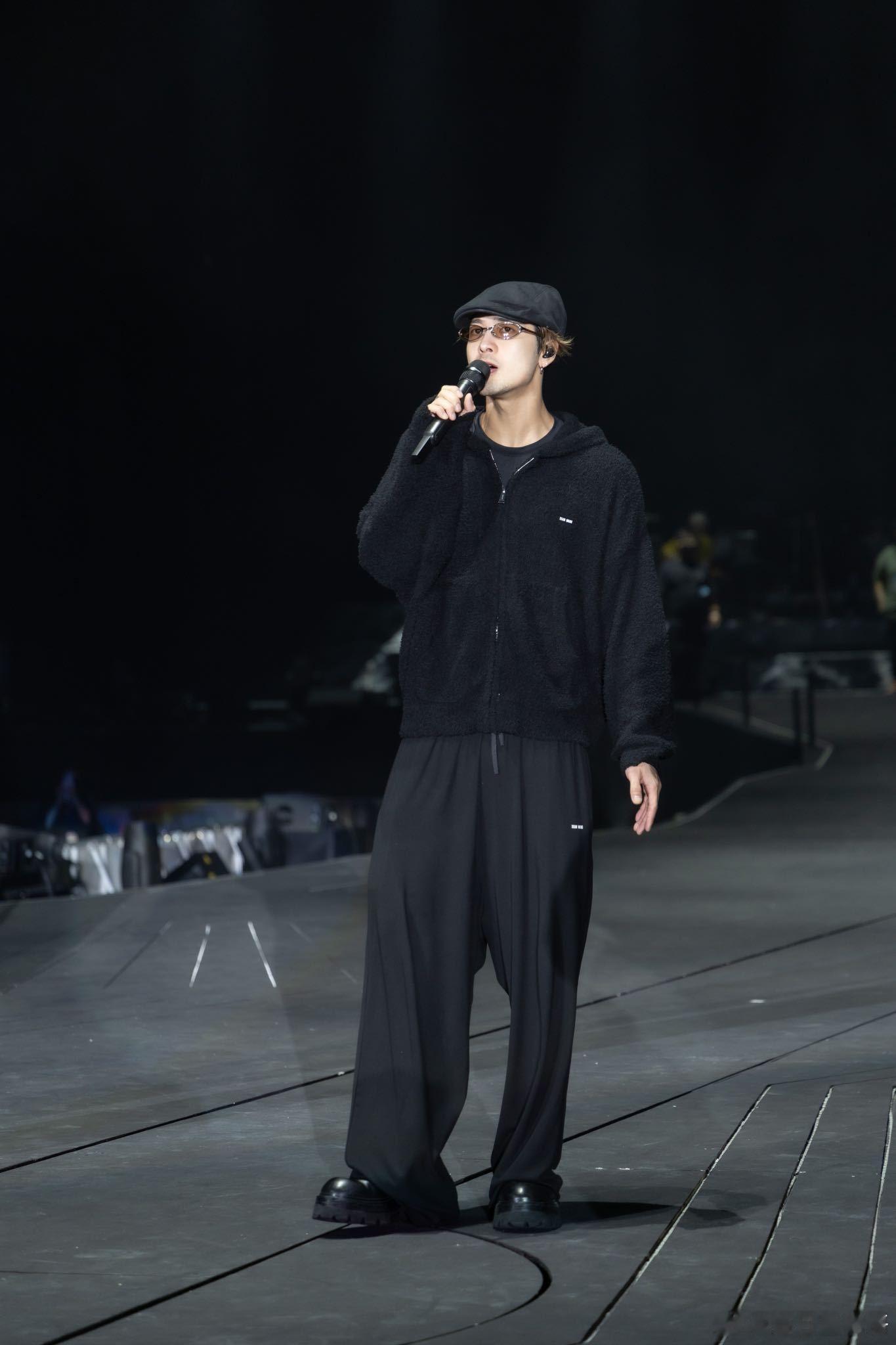 姜涛演唱会嘉宾竟然是王嘉尔从世界的这一端回到另一端，受邀现身香港，为姜涛的演唱