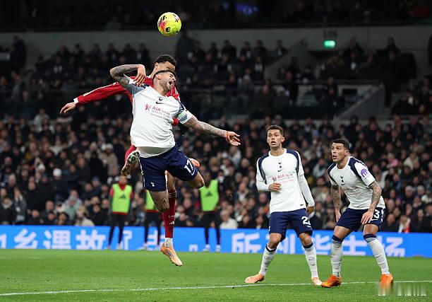 热刺1比2利物浦埃基蒂克头球破网之前，有一个双手推搡罗梅罗的动作，但主裁判布鲁