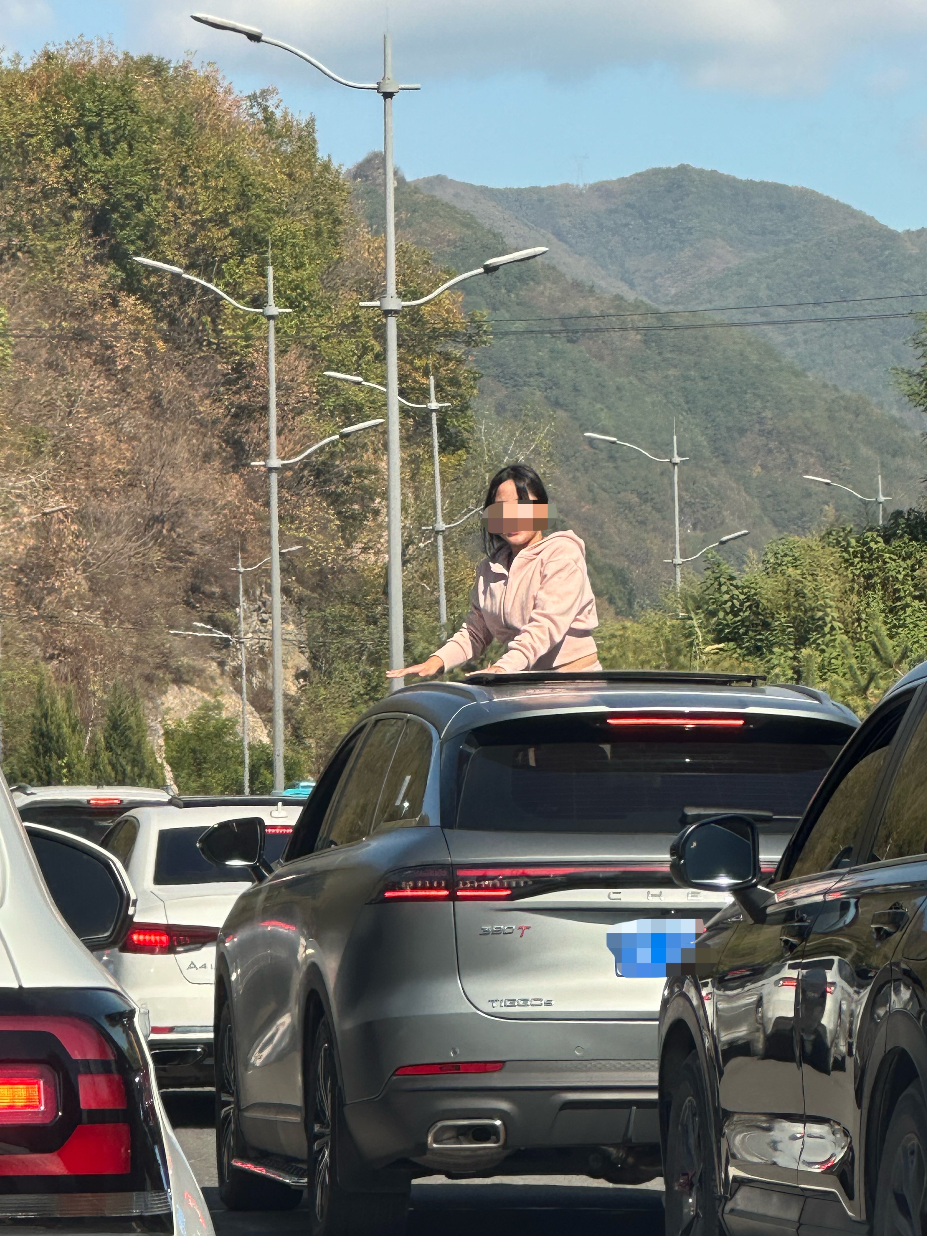 希望这些家长长点心……仪表台上还摆着一个玻璃大天鹅🌚​​​