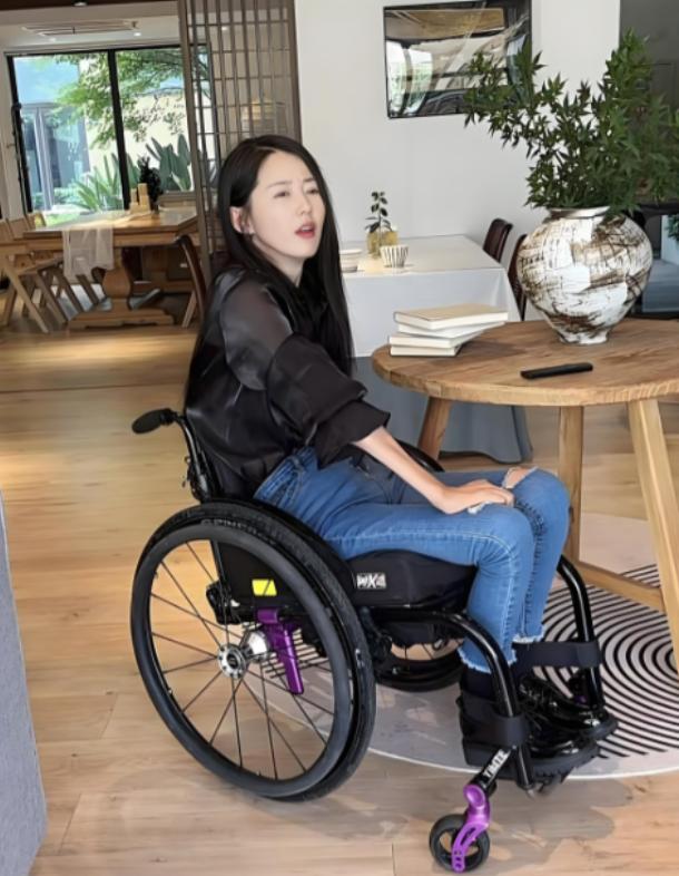北京一女老师，车祸意外瘫痪，被丈夫抛弃。10年前资助过的穷学生：老师，这辈子我养