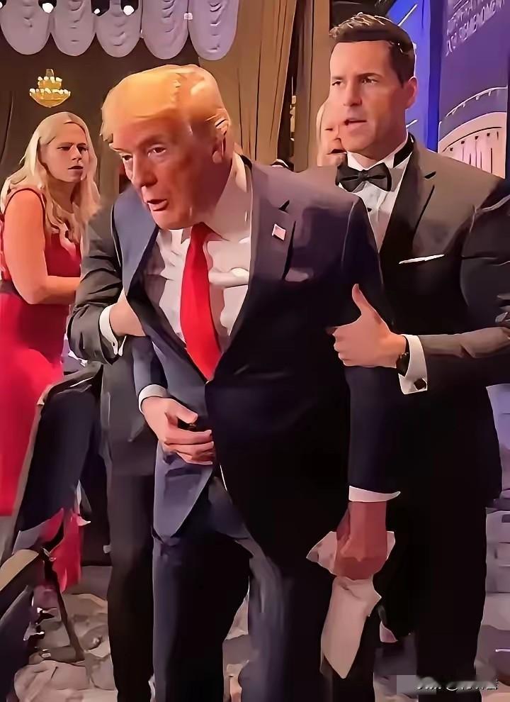 美国白宫晚宴枪击事件的众生相:乡巴佬万斯跑得比兔子还快，特朗普有点痴呆症状跑不动