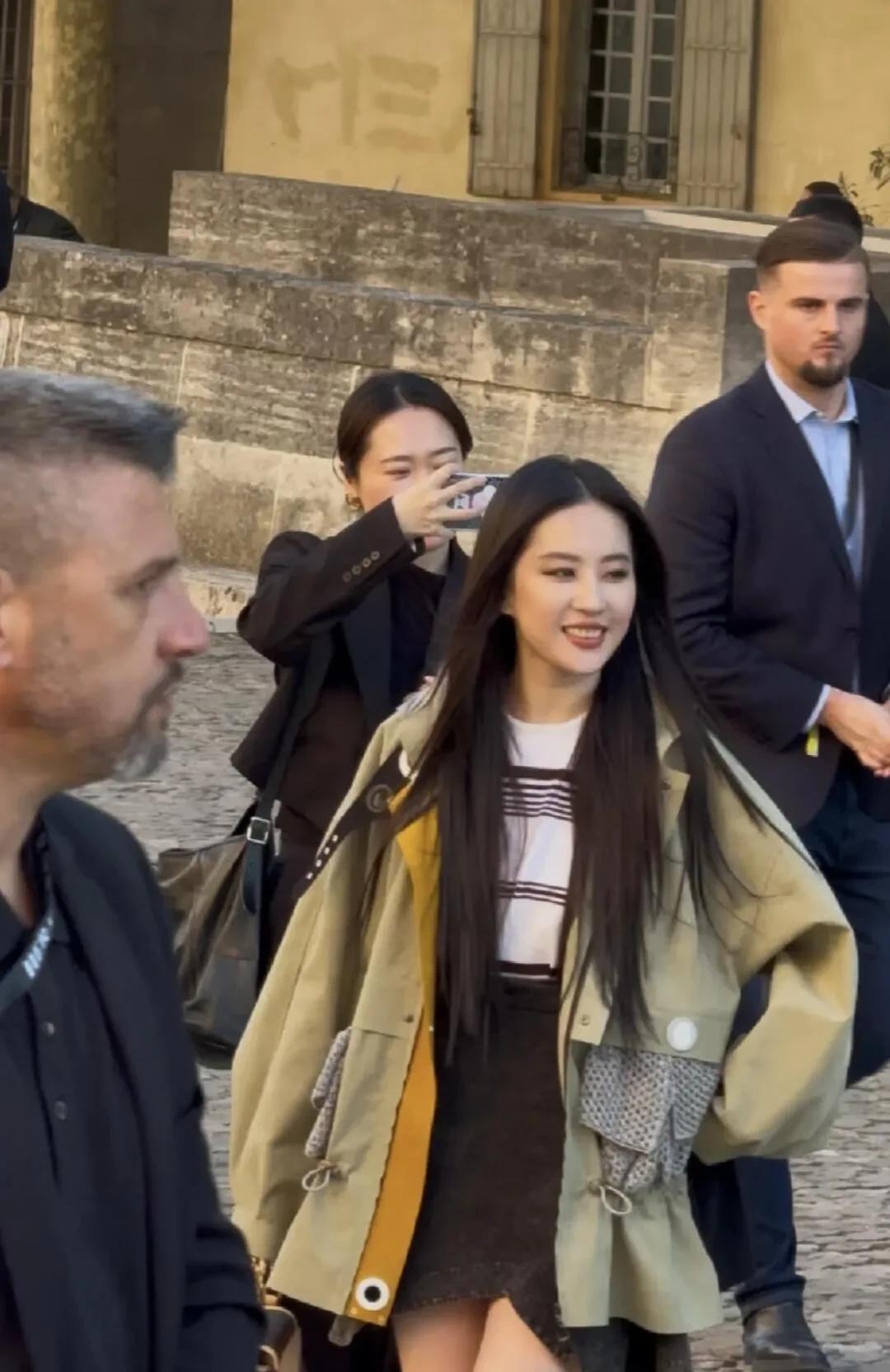 我以为这是很多年前的刘亦菲梦回小龙女时代但是网友却告诉我，这是仅仅几个小时前