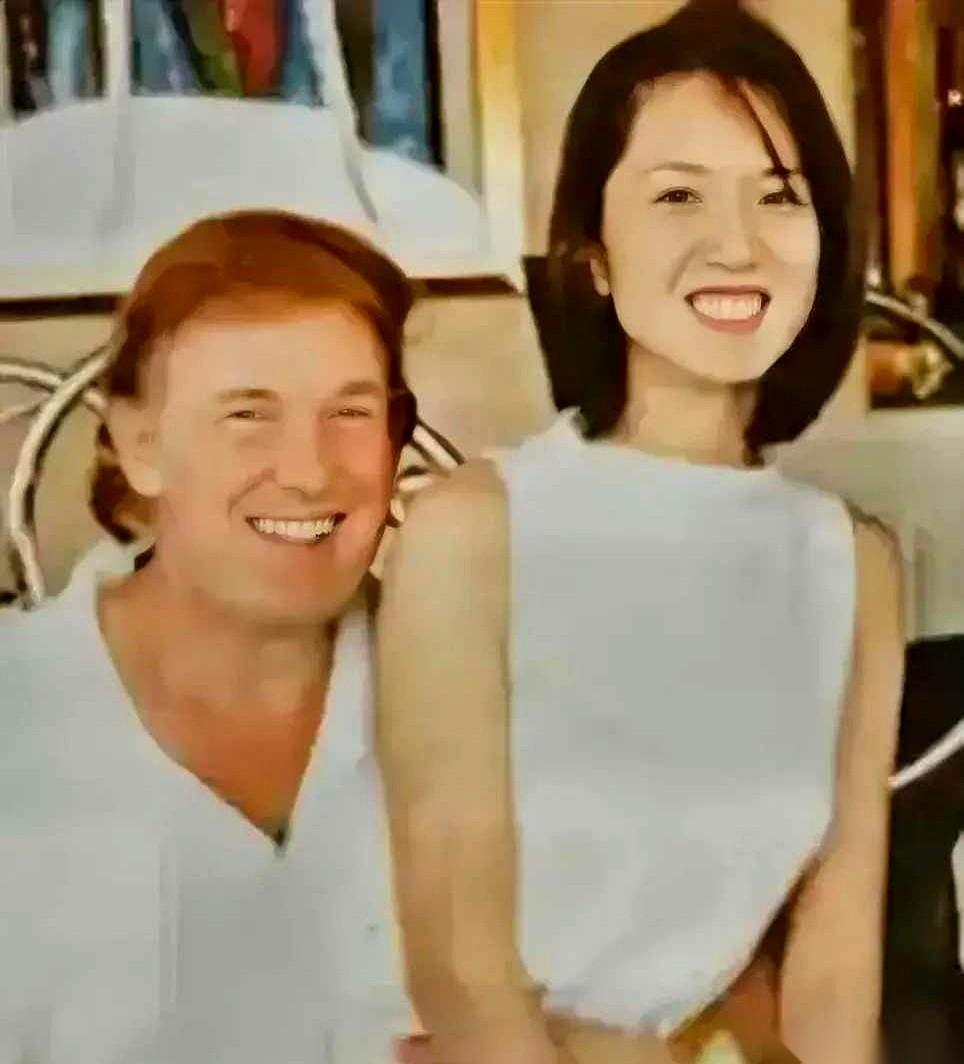 这张照片，信息量太大了。1995年。一个49岁的纽约地产商，腿上坐着一个香港