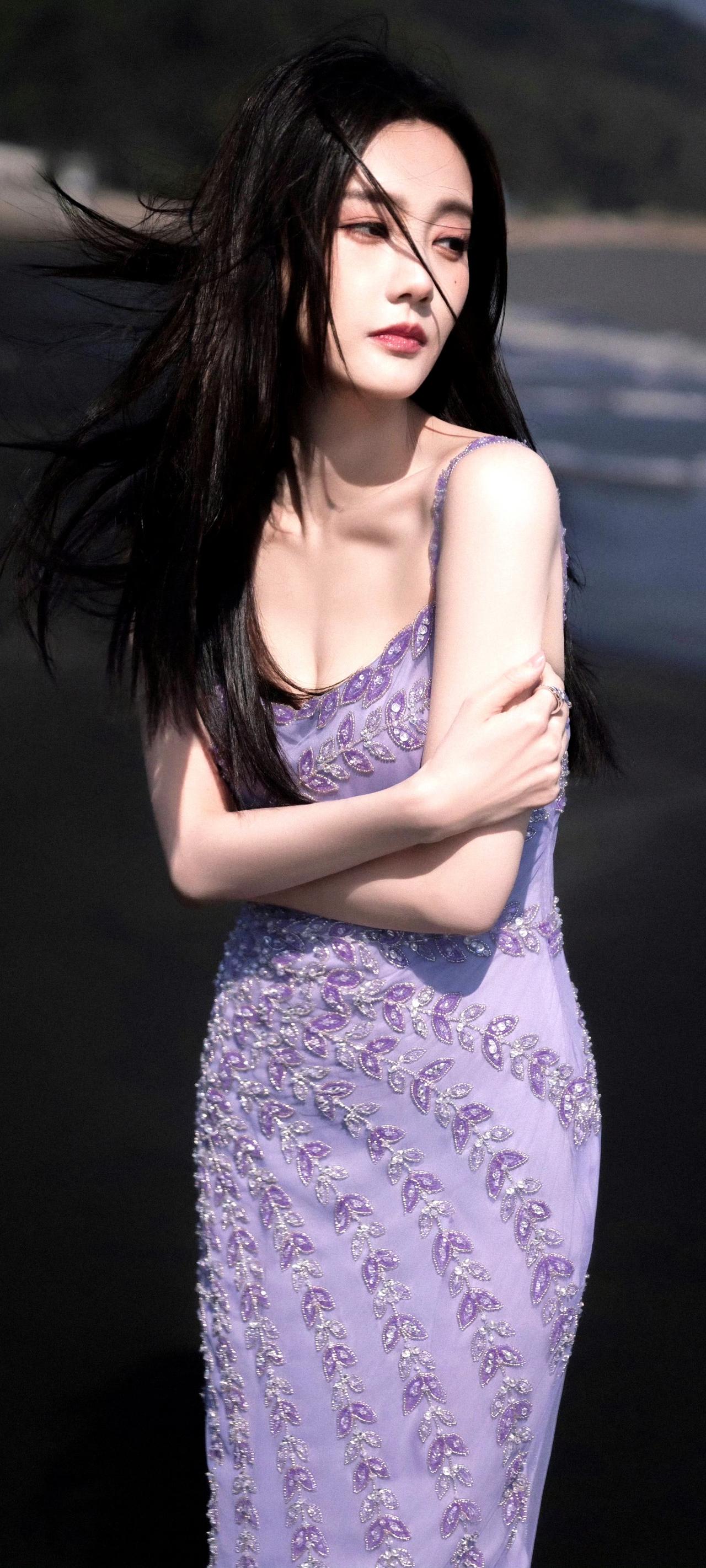 李一桐：海边漫步，紫色长裙随风飘扬，优雅动人。哪位女明星最迷人娱乐圈美女分享