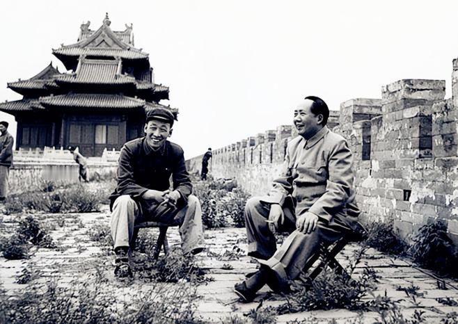 1949年，毛主席进北京，在紫禁城城楼上站过，向下望过。但他这辈子，没有走进