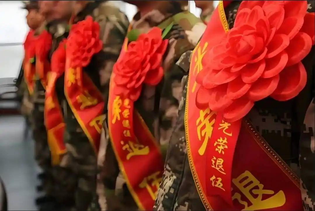 总有人轻飘飘地来一句：“在部队干满十二年，回来政府就给安排工作，多稳当。”说这话