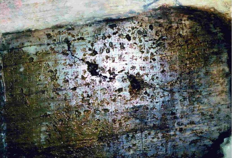 1990年6月，西藏村民为了引水修渠，打算炸毁一块千年的“神石”，专家赶紧过去查