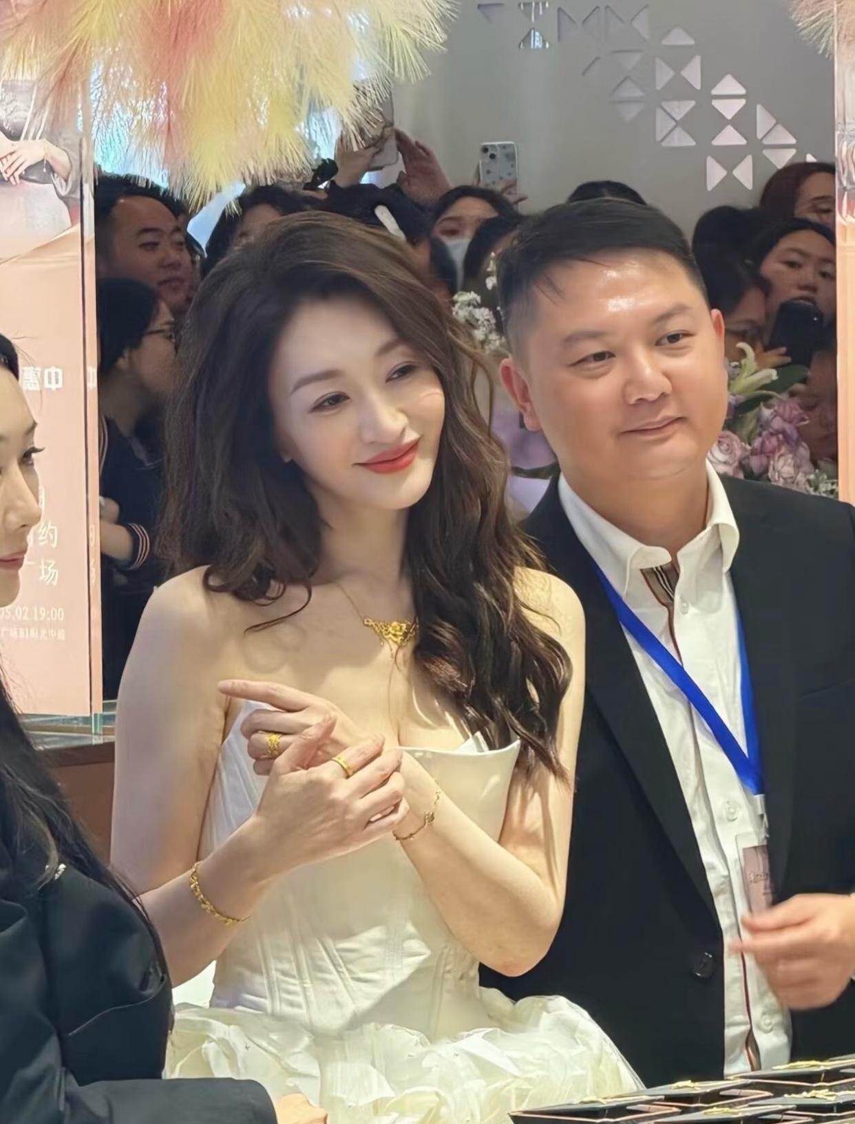 仔细看发现了什么？感觉只有一双手有些暴露年龄，李小冉的脸和身材真的非常显年轻