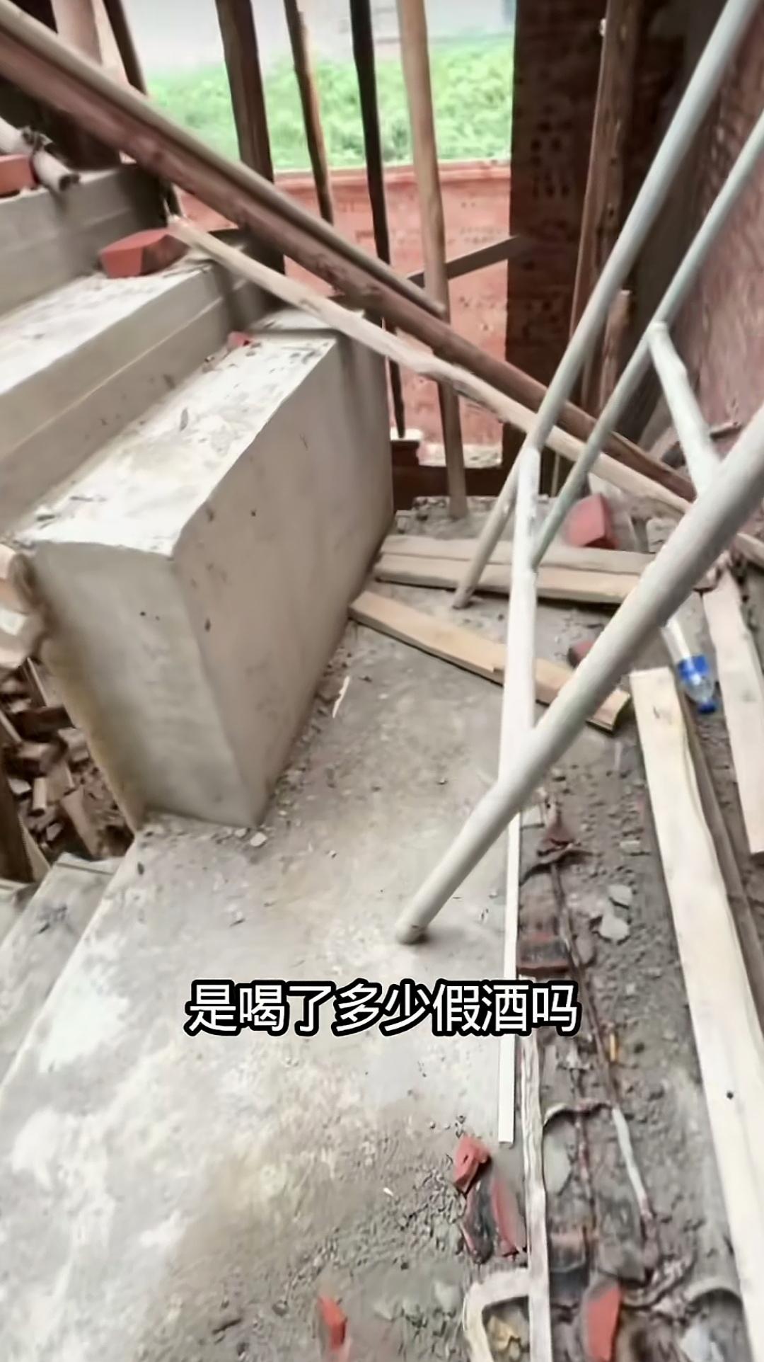 楼梯转折处惊现“跳步”，如此踏步设计究竟所为何事？一座水泥浇灌完毕的楼梯踏步，