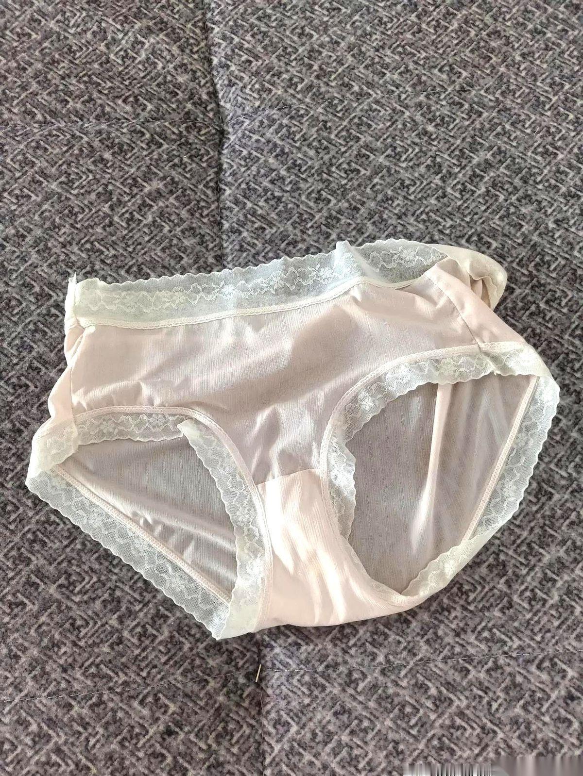 我天，刚刷到个视频，给我恶心坏了。一个姑娘高高兴兴去买裤子，试穿的时候，发现