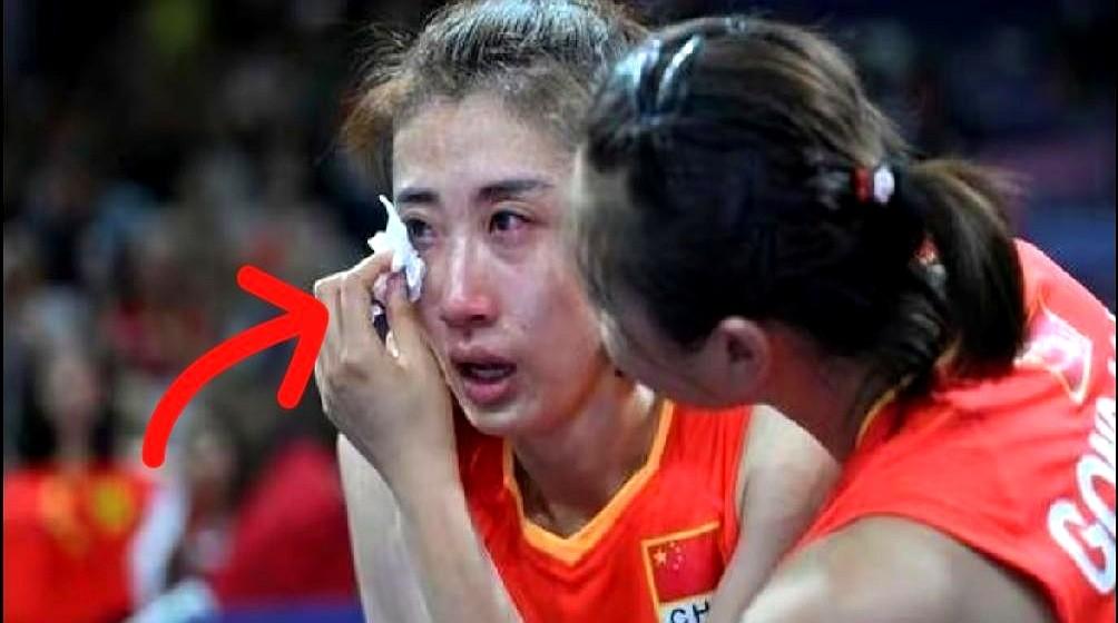 一直以为李盈莹缺席6月世联赛只是为了给后续比赛留后手。结果是她脚踝老伤根本没好