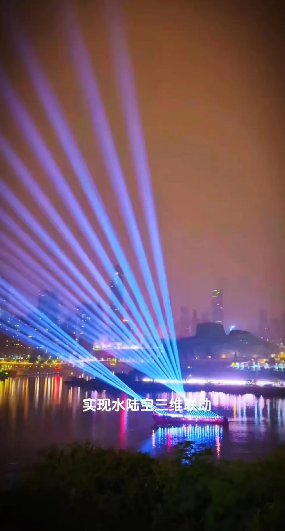 家人们，2026跨年锁定重庆，绝对让你炸裂眼球！当夜幕降临，8000架无