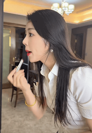 我们也是中年夫妻，虽然没这样，但是睡觉还在一张床![大笑][大笑][大笑]
