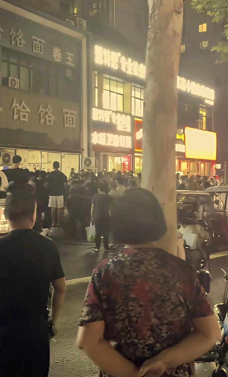饸络面的老板真的是被网友把老底都翻了出来。现在呢，这老板有网友总结了他所有出名的