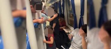 人家凭啥和你换啊，凭你脸大吗？女子买票买到了下铺，但她上车发现自己位置被