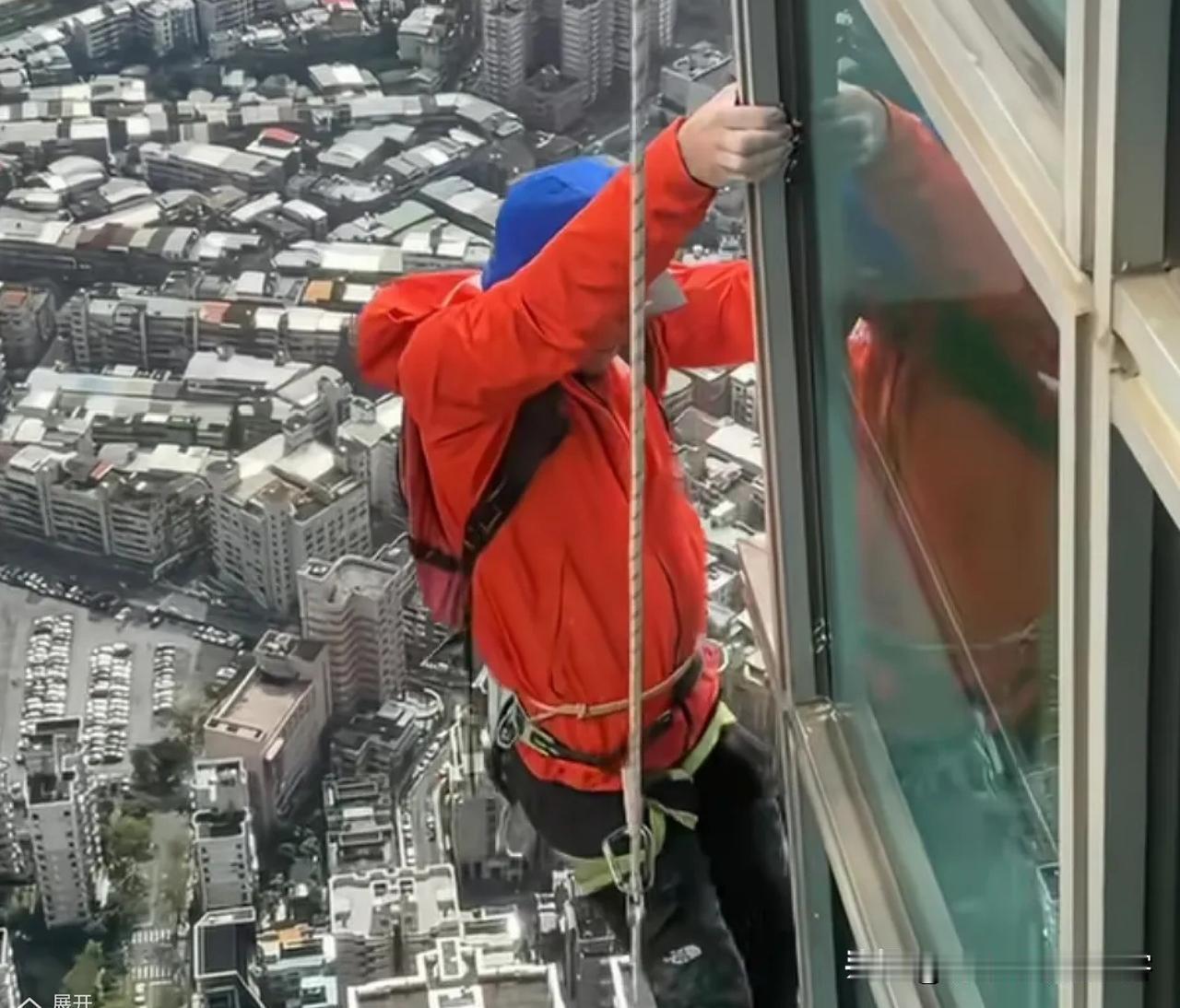 看到了吧，亚历克斯不傻，每一次无保护徒手攀登之前，就得拴着安全绳一遍遍练，把