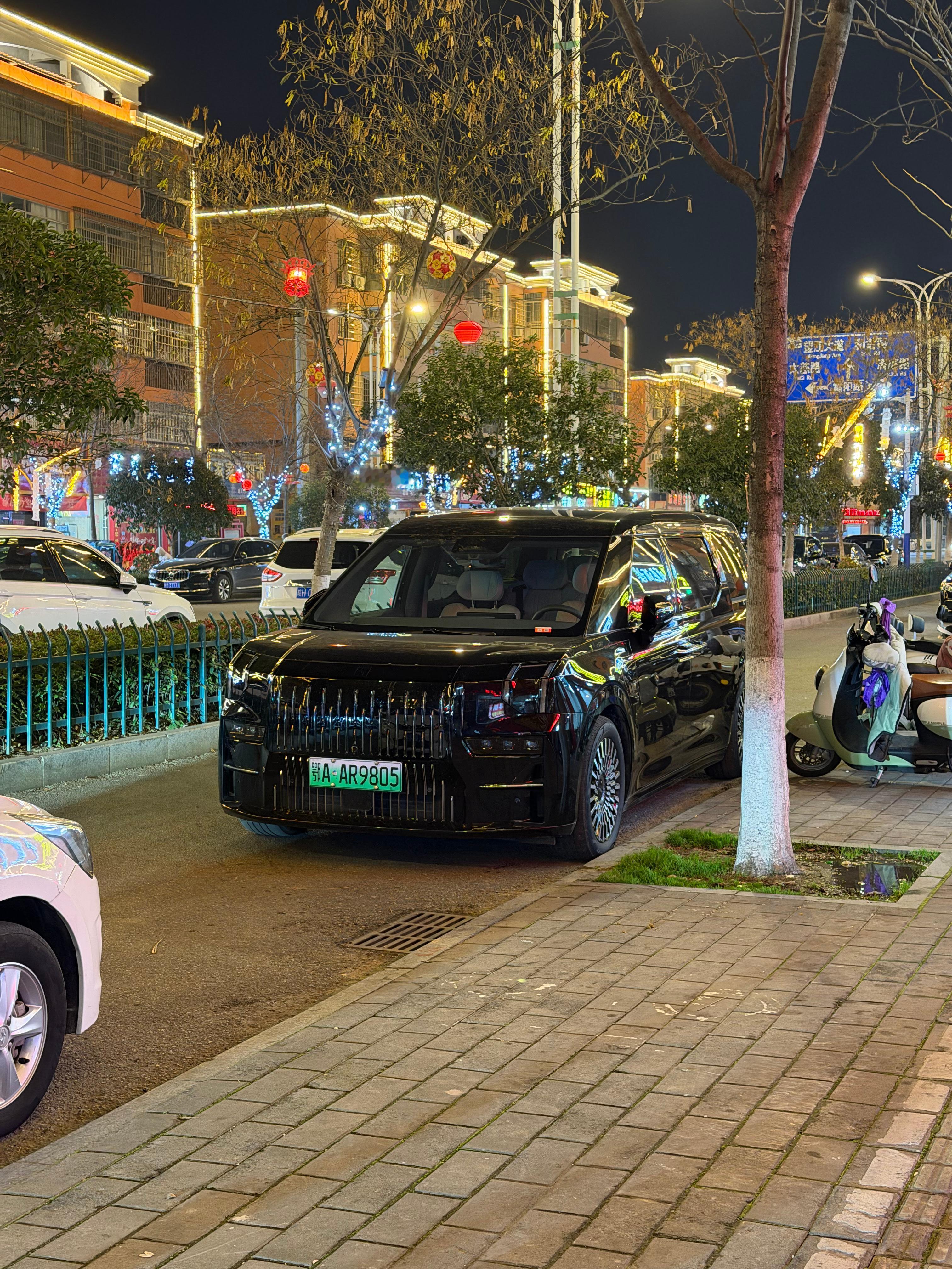 员工结婚。拿得出手的车都卖完了只能开这俩了，女方不会觉得咱这公司没实力吧？