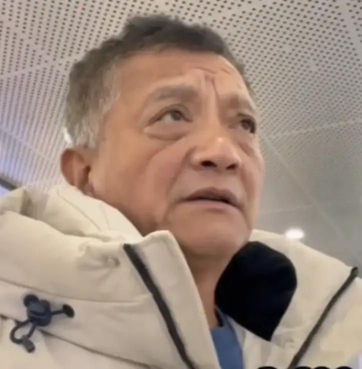 辽宁张大爷被儿子催着买羽绒服，逛到大鹅专柜，标签一万七，我隔着玻璃都倒吸凉气。