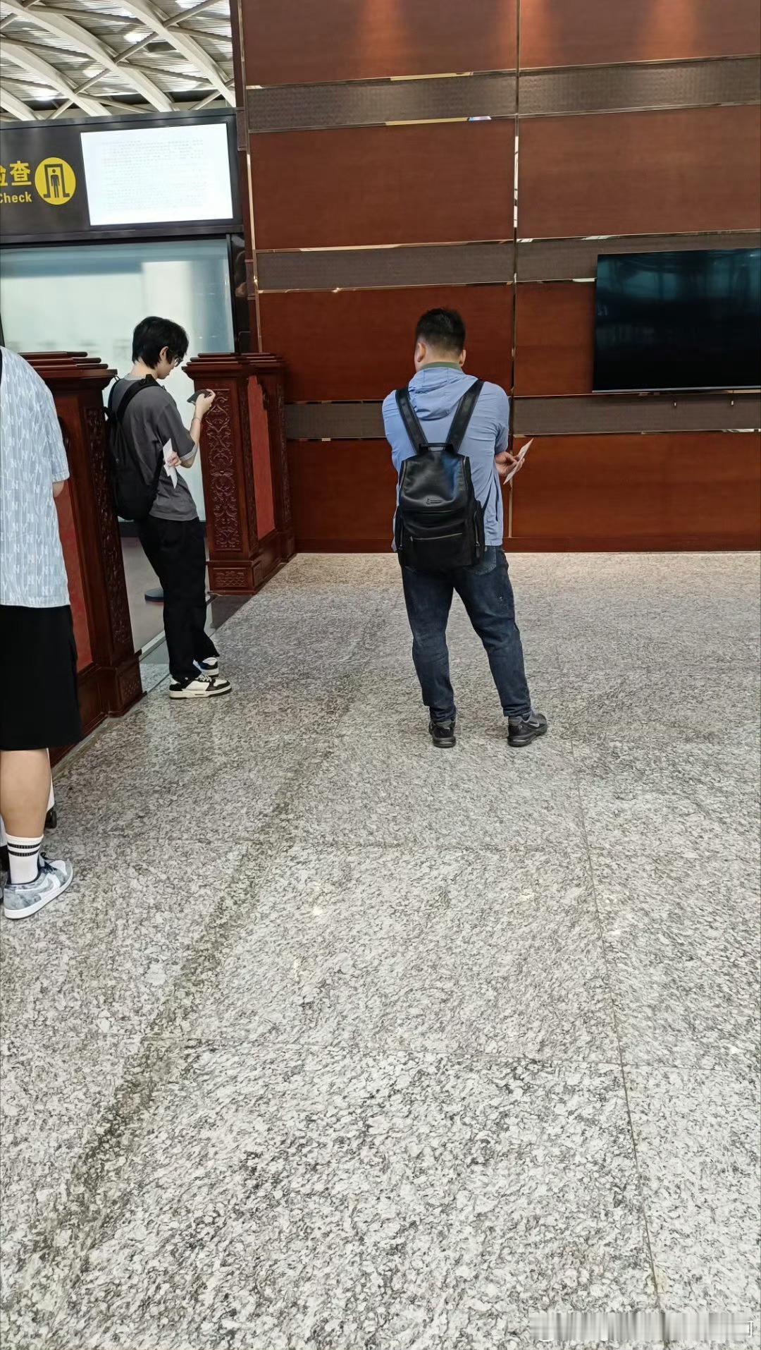 AG超玩会这是2024年5月18日打完春决输了结束后一诺在机场，要去