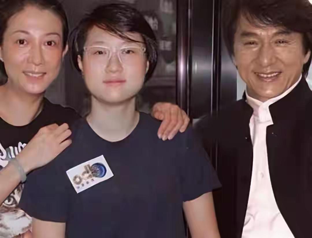 成龙的私生女吴卓林，现在日子也好起来了，26岁在香港开了家设计公司，手下有三十多