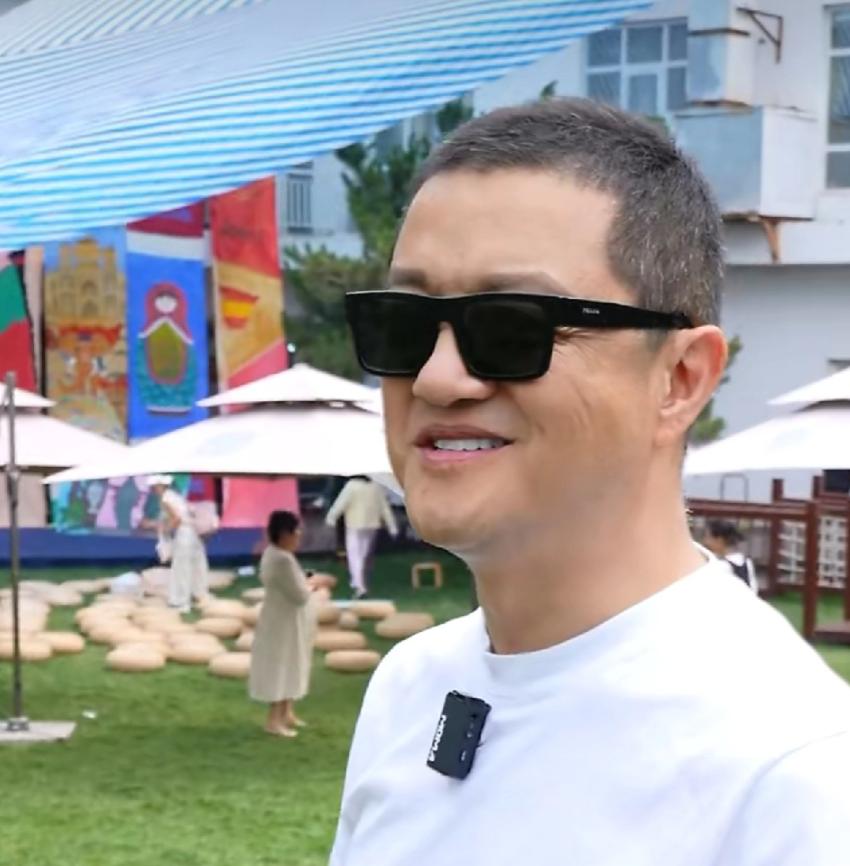 李亚鹏，冲上热搜！4月9日晚上，李亚鹏连夜冲上了热搜，这次他在直播间完全不掩