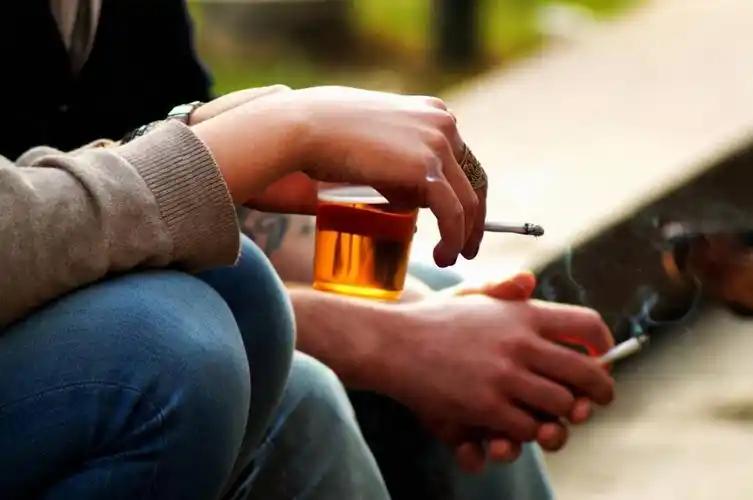 研究发现:男性若长期不吸烟喝酒,用不了半年,身体或有4个改变  戒烟戒酒,