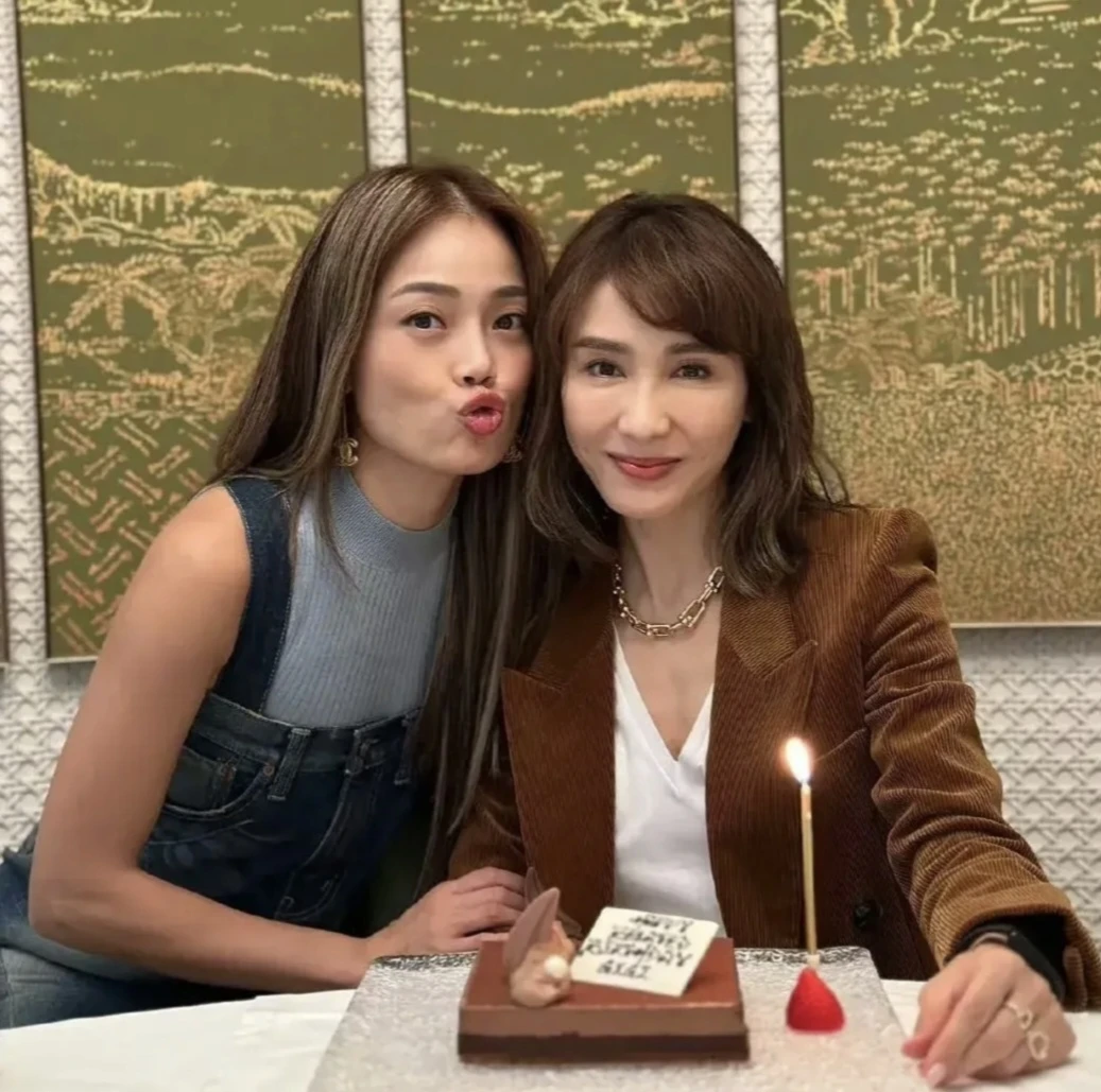 这个真是黎姿吗？简直像变了个人，她的脸医美痕迹好明显！