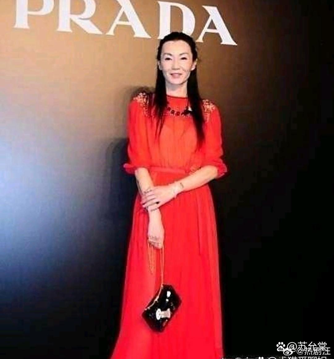 张曼玉近‏照‍⁠⁠沧‍桑老态‍‍‎，彻底⁠成了‏大妈模样‎‎，颜﻿值掉得没法看，