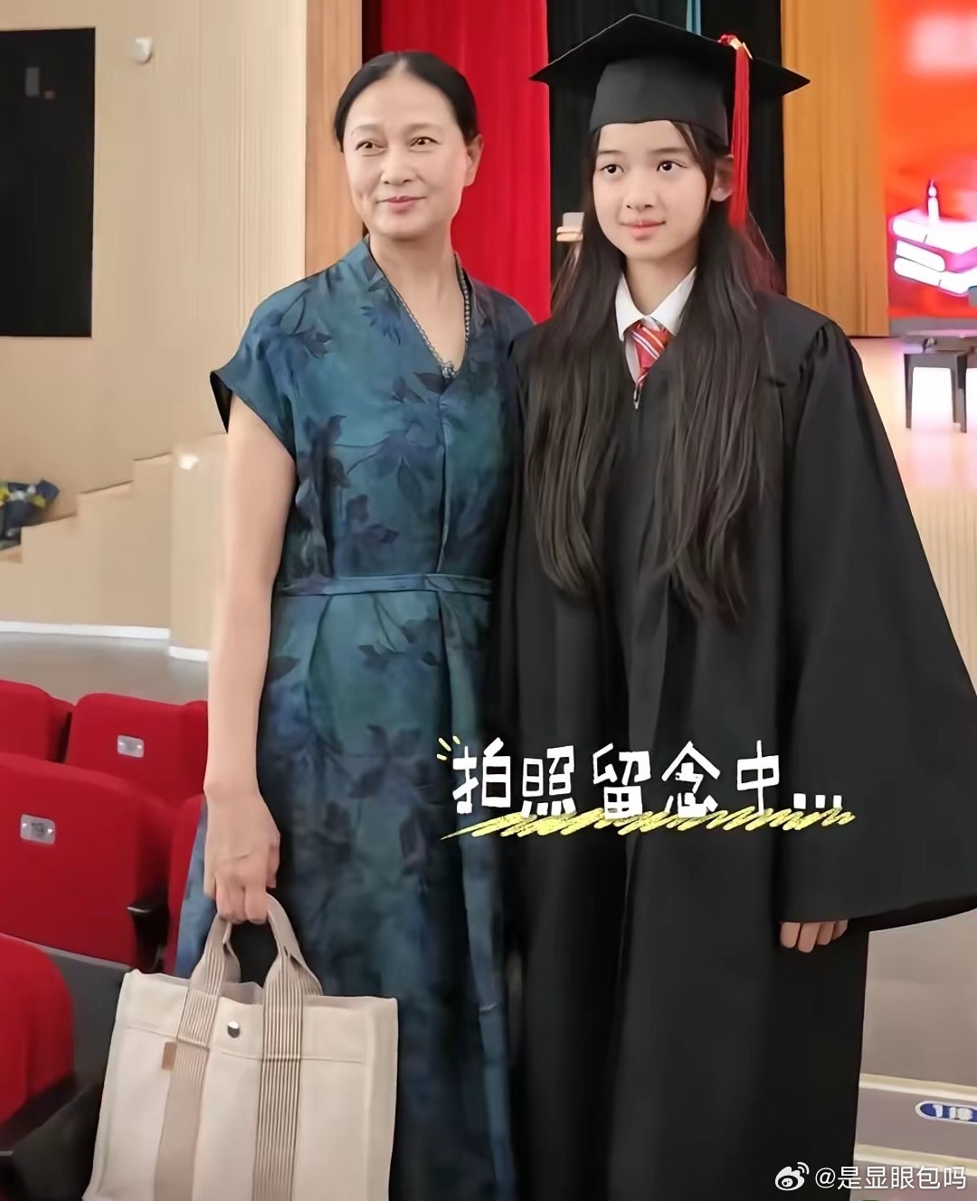聂远老婆参加大女儿小学毕业典礼，3岁二胎女儿露脸，一双大眼睛好萌。12岁聂子一上