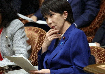 这个老太婆哪里来的自信～多少有点好笑了。