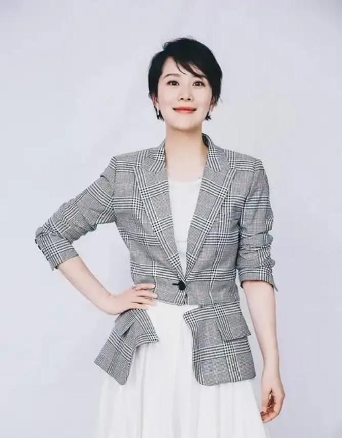 1999年海清参加宴会时，一位张姓导演摸着她的手说嬉皮笑脸的说：“我正准备拍一部戏，陪我一晚就让你当