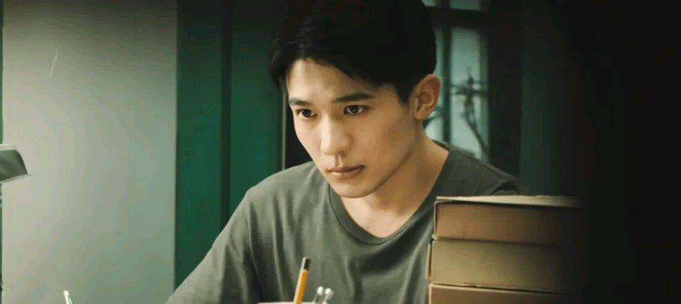 追到《交锋》第六集我整个人都懵了，之前跟着二处全员怀疑何春晓是内鬼，连马憩都当面
