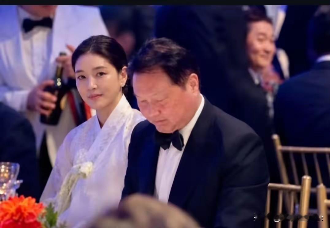 汉南洞夫人金熙英的心理可真强大！穿着精美刺绣的韩服，大大方方的陪着男朋友崔泰源