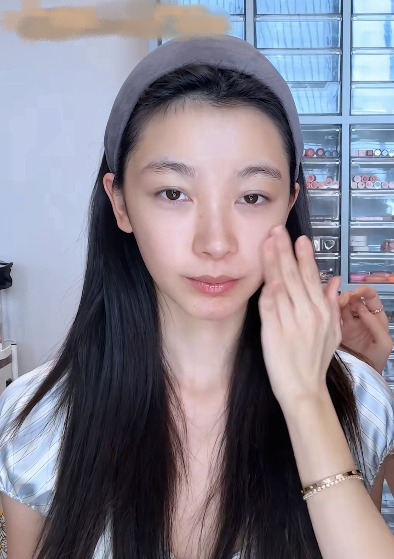 一枝南南镜头下的，易梦玲和🐟素颜…一枝南南把易梦玲化成虞书欣了