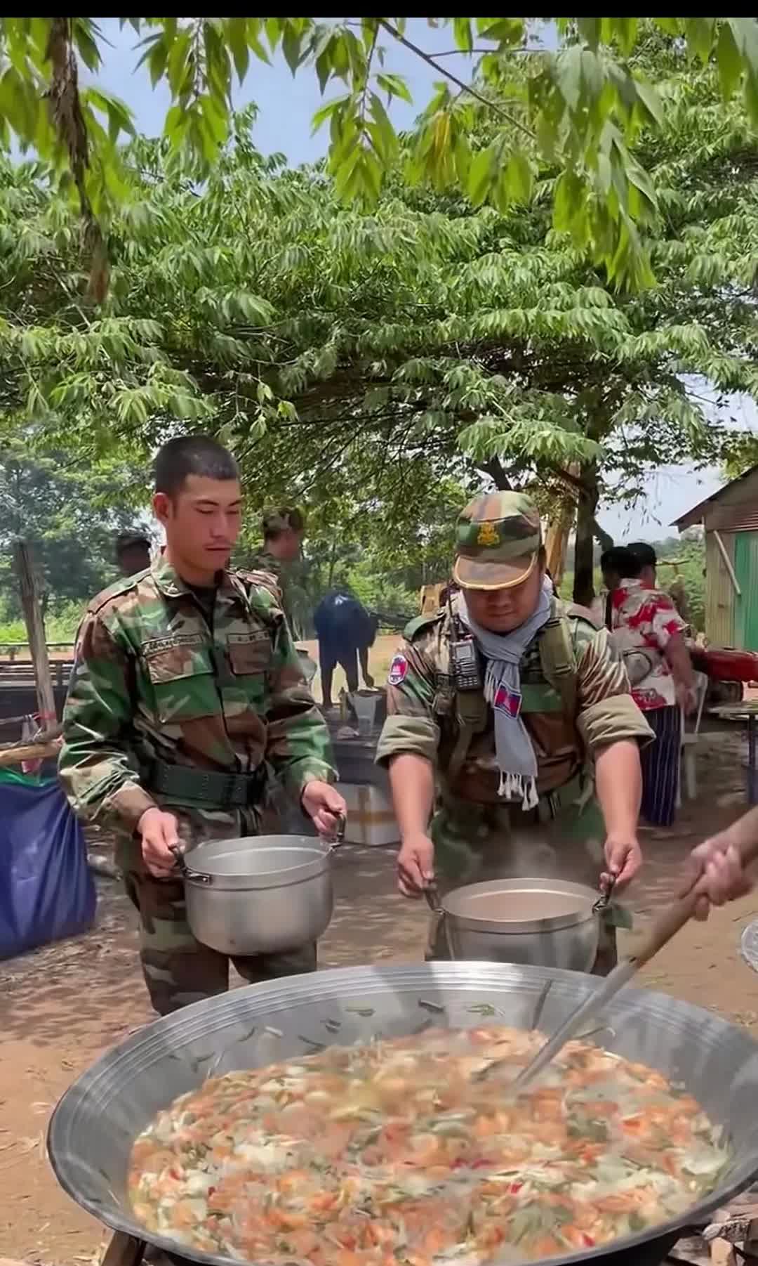 柬埔寨🇰🇭士兵伙食，一菜一饭疙瘩汤[捂脸哭]。就这伙食，走路都喘，跑起来够呛，