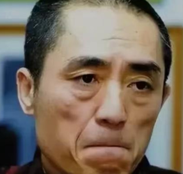 当年，身价40亿的张艺谋回到陕西老家，找到修自行车的残疾人弟弟，给了他三个选择：